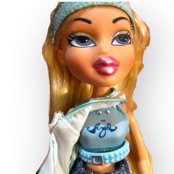 First gen Cloe Bratz doll - Picture 2 of 5